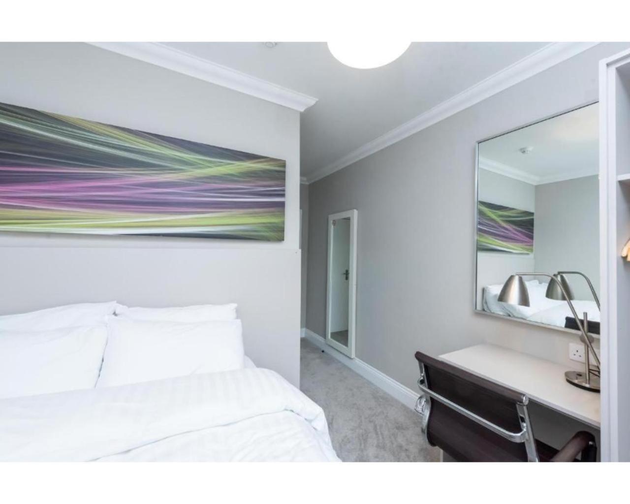 Uno Hotel Heathrow Windsor Slough Room photo